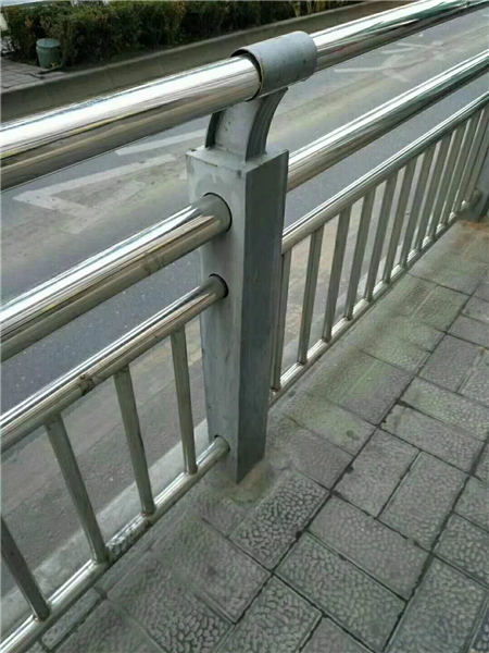 株洲Q345C燈光防撞護欄 定制化與金屬加工之道