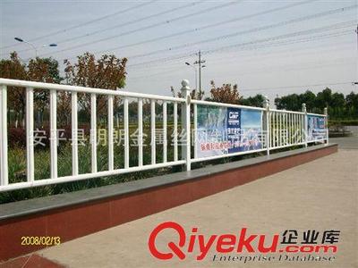 廠家加工定做馬路中央護(hù)欄與道路人行道隔離欄 安心選材，精益制造